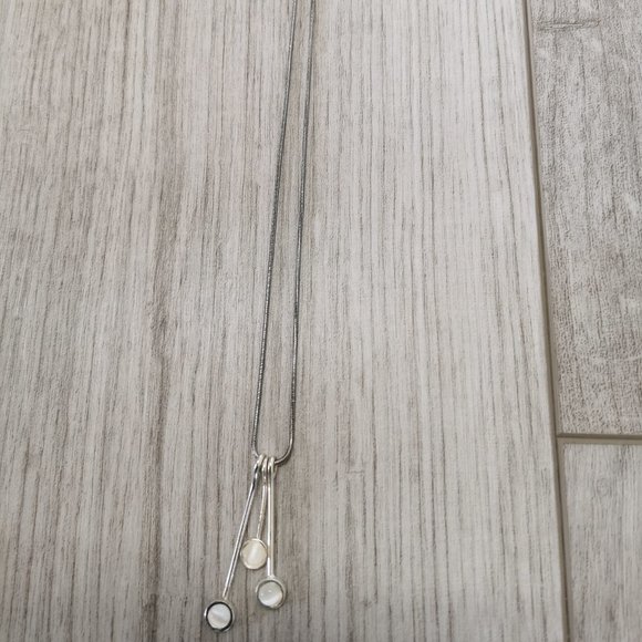 Sterling silver necklace with faux pearl 'drops' - Picture 2 of 3